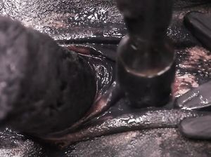 Сеанс самобичевания с использованием черной малярной краски в исполнении настоящей извращенки