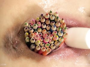 Рабыня раздвинула ноги и получила пачку карандашей в вульву