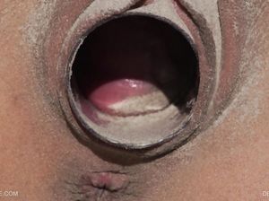 Неадекватная голая девушка на пляже засыпает песок в пизду