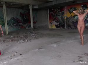 Лесбиянка унижает свою подружку битьем по пизде