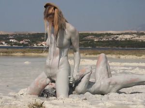 Девчонка поборолась в грязи на пляже со своей партнершей