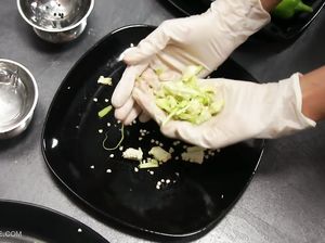 Доминирующая лесби пихает в пизду связанной рабыни разные штуки