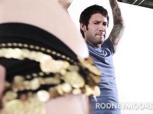 Клиент полизал пизденку красивой танцовщицы