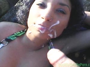 Жаркая красавица делает чудесный минет на пляже