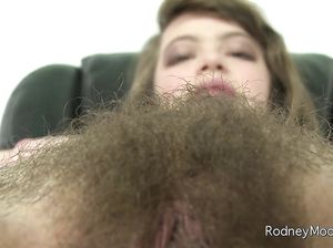 Бизнес леди страстно мастурбирует волосатую пизду