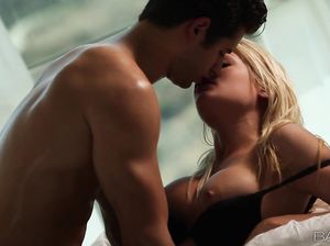 Грудастая цыпочка трахается с любовником