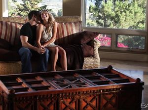 Кобель качественно жахает красотку на диване