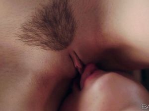 Развратница села пиздой на лицо лесбиянки