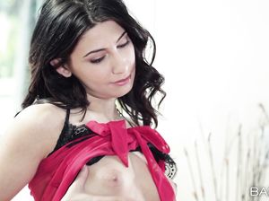 Девушка в чулках кончает во время мастурбации