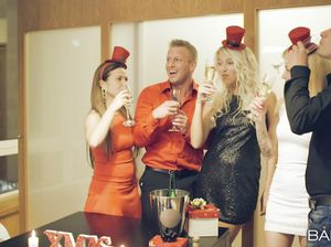 Пьяные девчонки участвуют в оргии на вечеринке