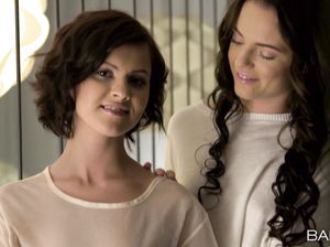 Юная лесбиянка сидит пиздой на лице у партнерши