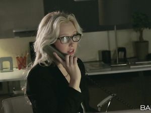 Мужик кончил Саманте на лицо после секса