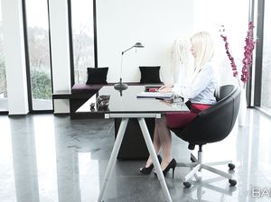 Начальник выебал секретаршу Джесси в офисе