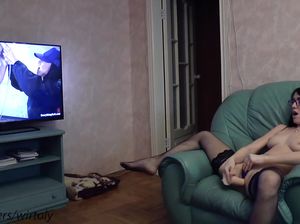 Брюнетка в чулках играет с фаллоимитатором