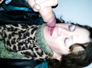 Зрелая русская брюнетка разговаривает по телефону и сосет член парня