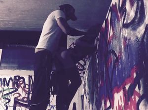 Парень нагнул девчонку раком у стены и вдул ей в анус