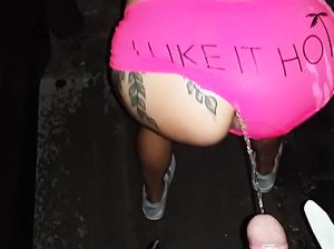 Девушка в татуировках наслаждается домашним аналом