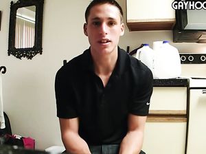 Гомик Коди подрочил член у себя в комнате
